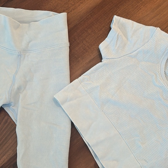 Aerie Offline Workout set - Picture 2 of 4